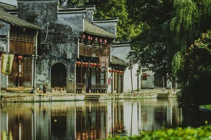 退休教师两种不同“待遇”:多发三个月退休金;签不做兼职承诺书