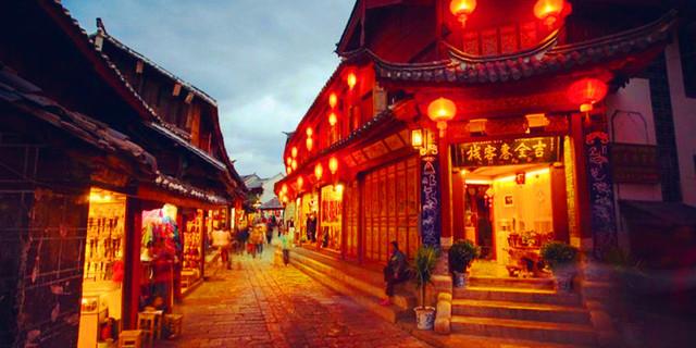 1月22日,江西宜春,警民徒步在雪地抬行2公里,成功将受伤老人送上救护车